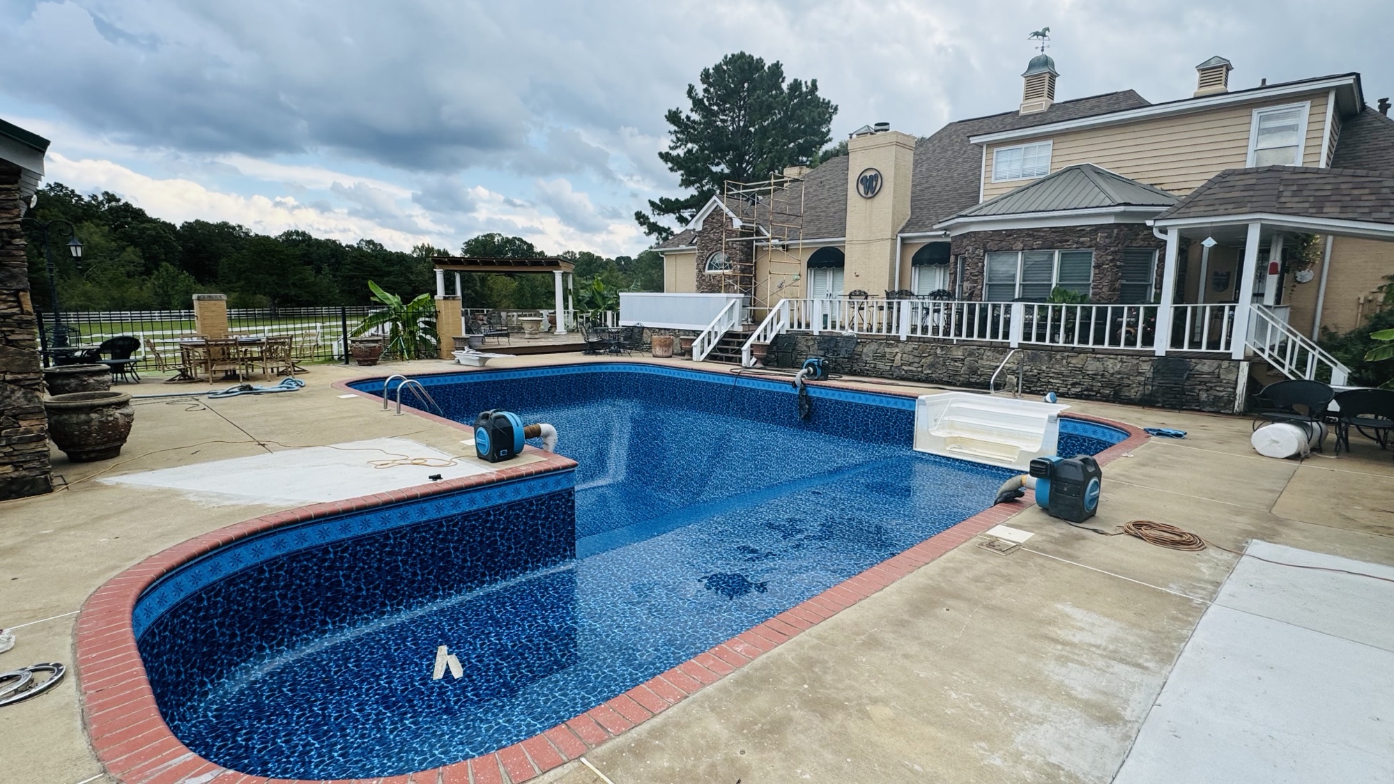 A newly installed blue vinyl liner in a Memphis-area swimming pool